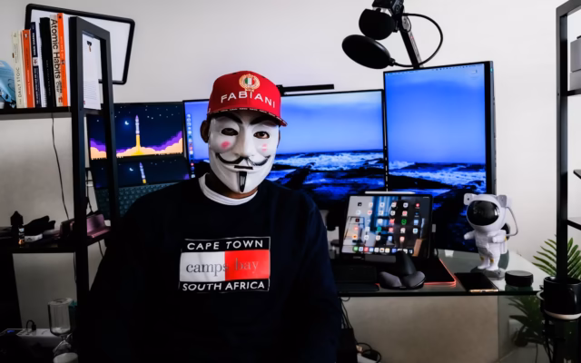 Symbolisches Bild einer Person, deren Gesicht digital manipuliert und auf einen fremden Körper projiziert wird, mit sichtbaren KI-Überlagerungen und verzerrten Bildfragmenten, die die Problematik von Deepfake-Pornografie und Identitätsmissbrauch verdeutlichen.